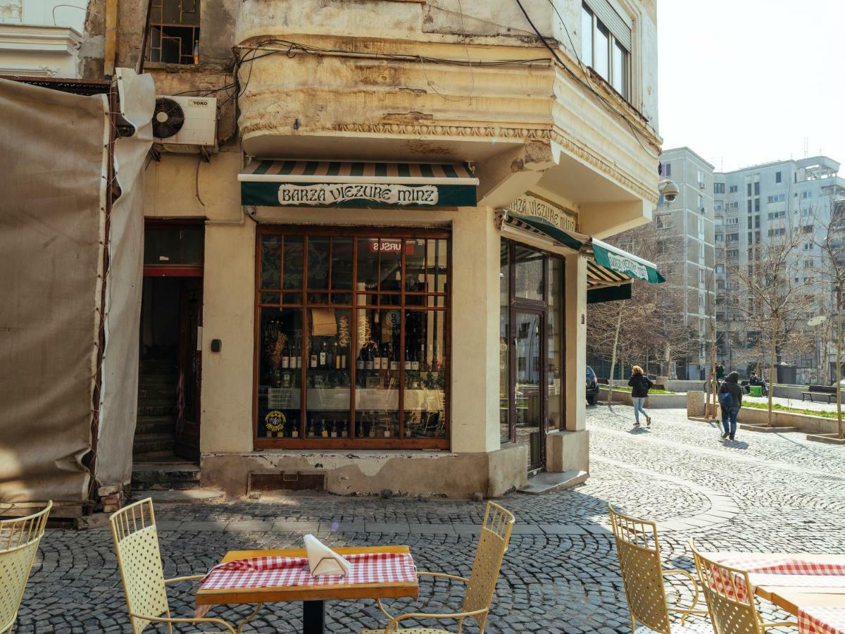 Retro In The Middle Of Old Town * 布加勒斯特